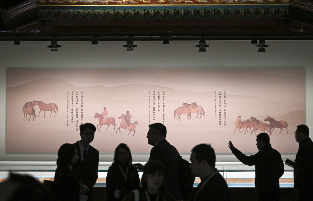 2026年4月21日，“神骏：故宫书画艺术中的马世界”展在北京故宫博物院开幕。展览展出55件与马相关的院藏珍贵书画，展现马的神骏之姿，展示传统文化魅力。这是观众在北京故宫参观展览。