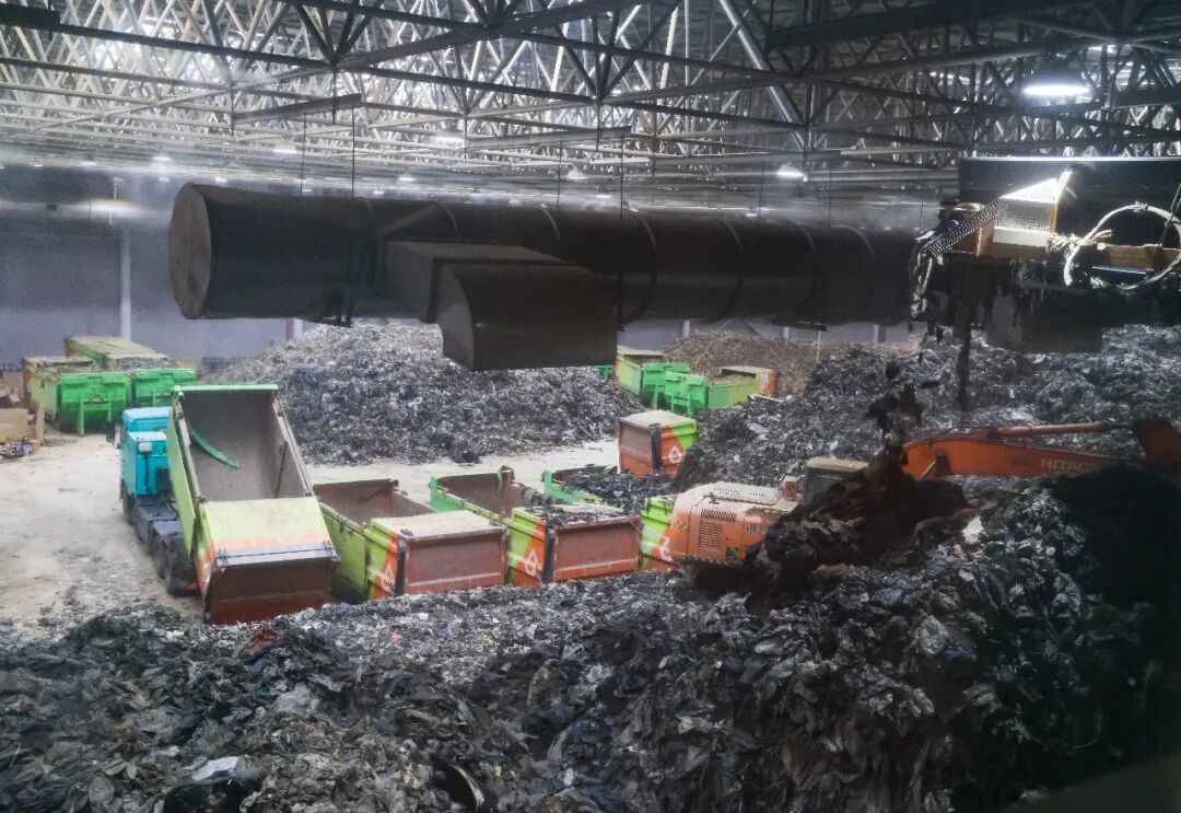 图为2025年12月25日,垃圾车在出料车间装运筛分出来的轻质垃圾,准备运往龙岗能源生态园进行焚烧/新华社记者 毛思倩 摄