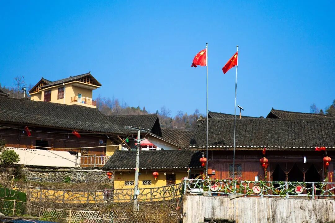 五星红旗在十八洞村高高飘扬。杨贤清摄（中经视觉）