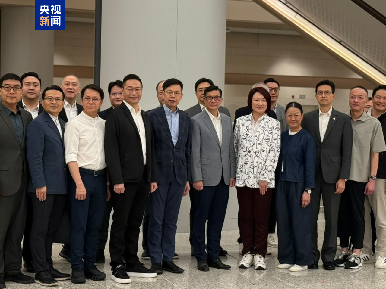 △香港特区政府保安局局长陪同香港立法会议员参观皇岗口岸港方口岸区
