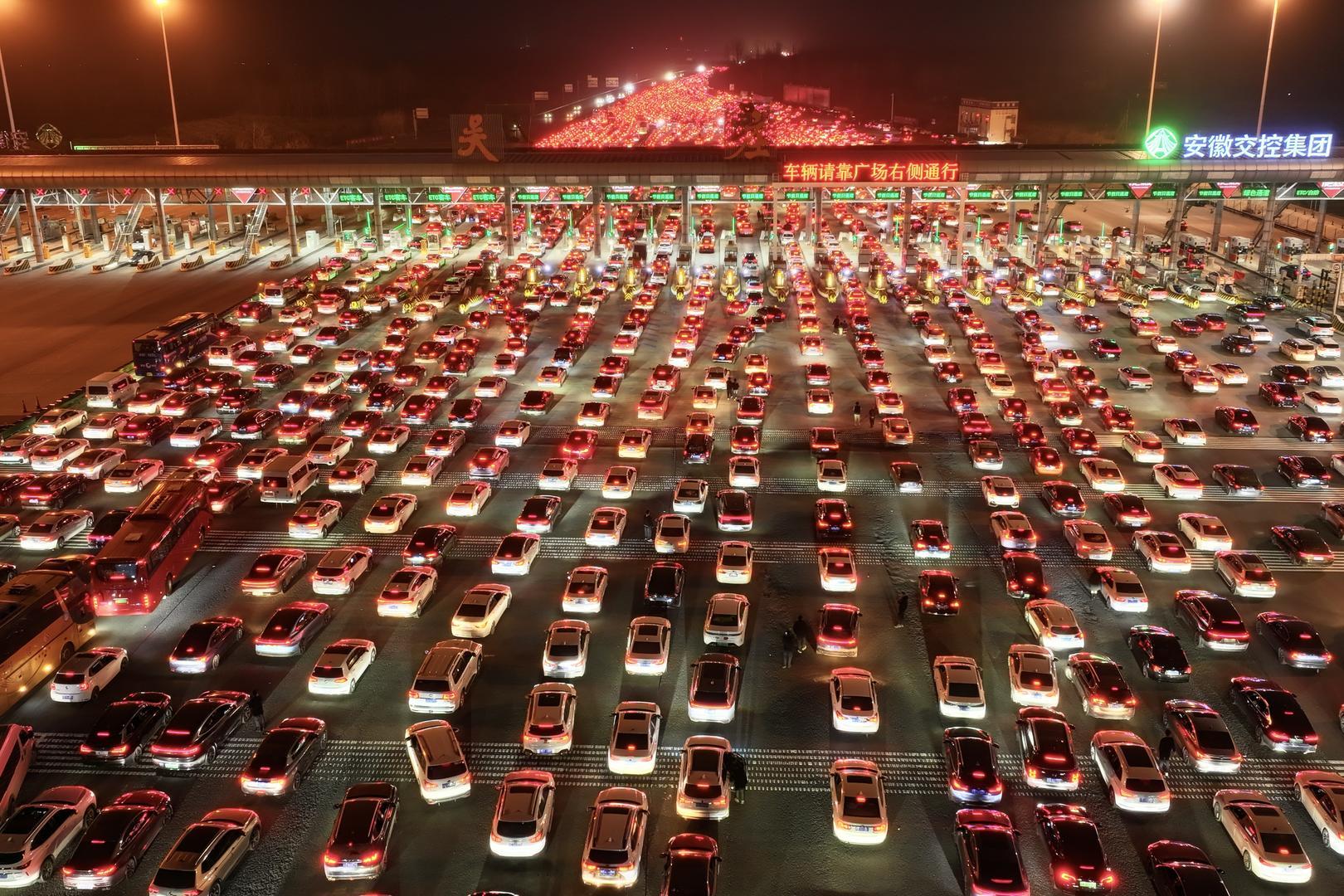 ▲2月22日,吴庄收费站迎来密集返程车流 图据视觉中国