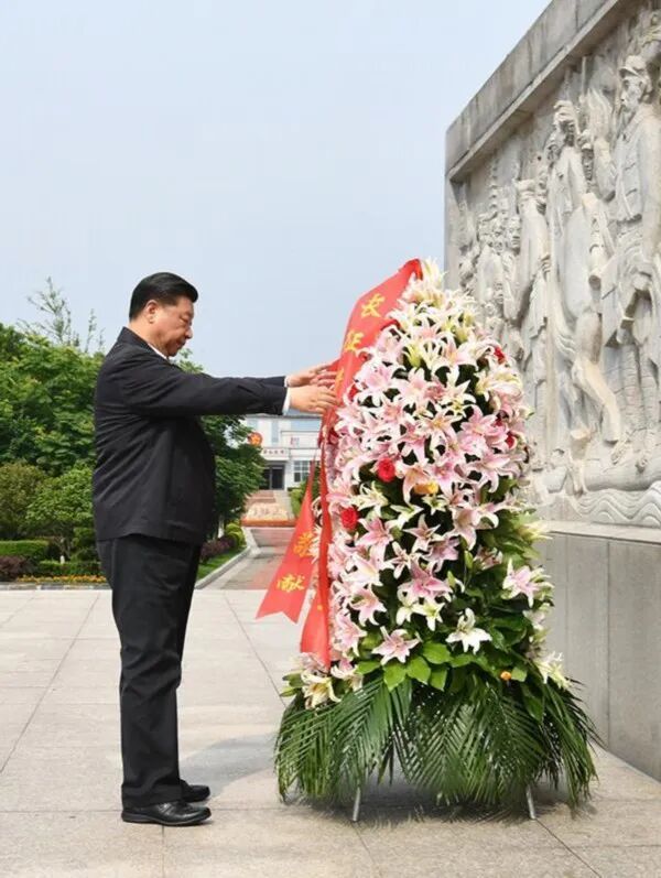 2019年5月20日,习近平来到中央红军长征集结出发地江西省赣州市于都县,向中央红军长征出发纪念碑敬献花篮。 新华社记者 谢环驰 摄