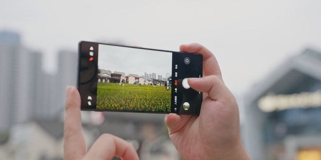 老外评了个“最该消失的手机设计”,看完我深深共情了