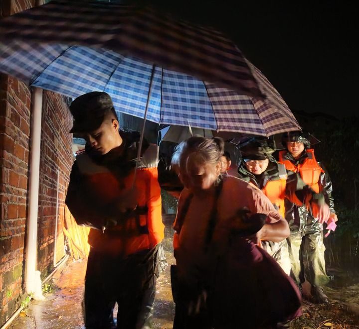 2026年7月26日,武警广东总队韶关支队官兵连夜组织群众避险转移。新华社发(王彦清 摄)