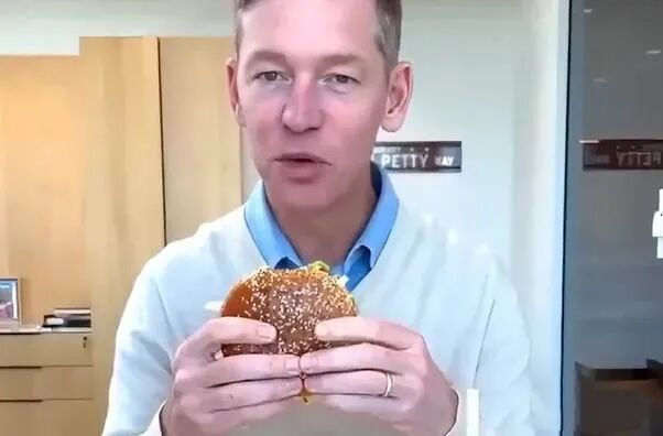 折叠屏iPhone或命名为iPhone Ultra/雷军:未来每天上班两小时就够了/龙虾之父辟谣官方微博账号:从没用过微博