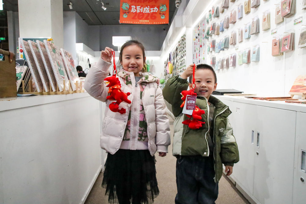 2026年1月26日晚，在甘肃省博物馆文创商店，小朋友展示刚购买的新款马踏飞燕贺岁毛绒玩偶“红运当头马”。新华社记者 郎兵兵 摄