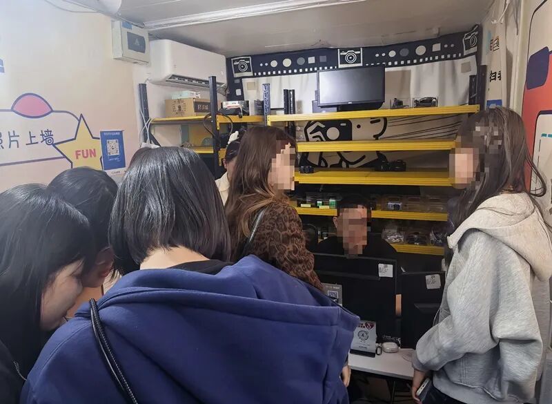 顾客在门店内挑选、领取租赁的摄影器材 本报记者 吴杨 摄