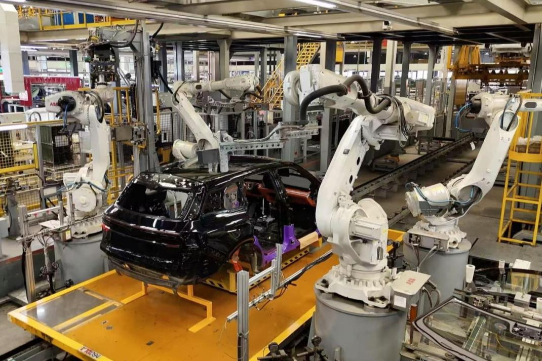 工业机器人在汽车生产线自动化高效装配作业（央广网记者 陈静 摄）