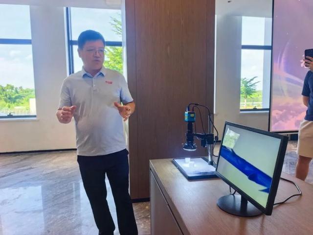 企业工作人员介绍实验室检测相关设备
