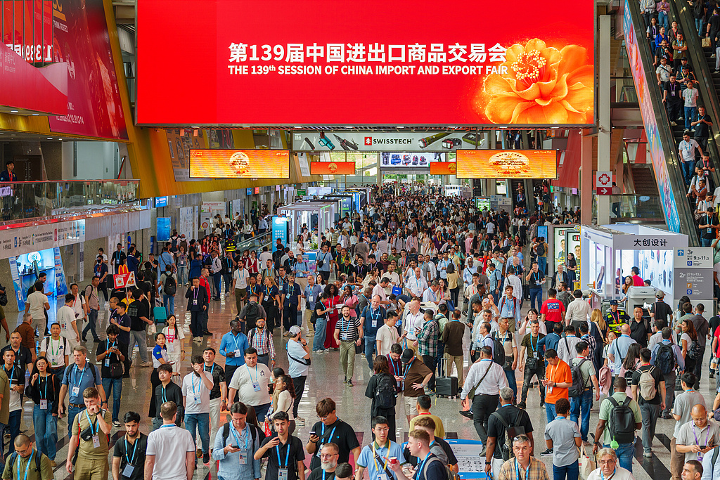 4月15日，第139届广交会在广州开幕，展厅内中外客商云集。（视觉中国）