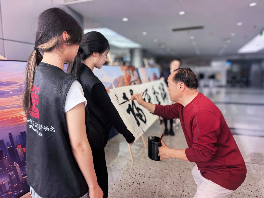 黄公望大岭图书画院院长、知名书法家潘连魁现场书写“诗话全球”四个大字