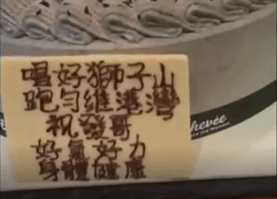 周润发71岁生日帅气亮相！头发全白堪称大变样