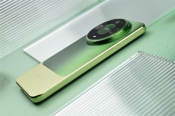 华为Mate 90 Pro Max典藏版上手:翡冷翠很抢眼!积木壳也有新玩法