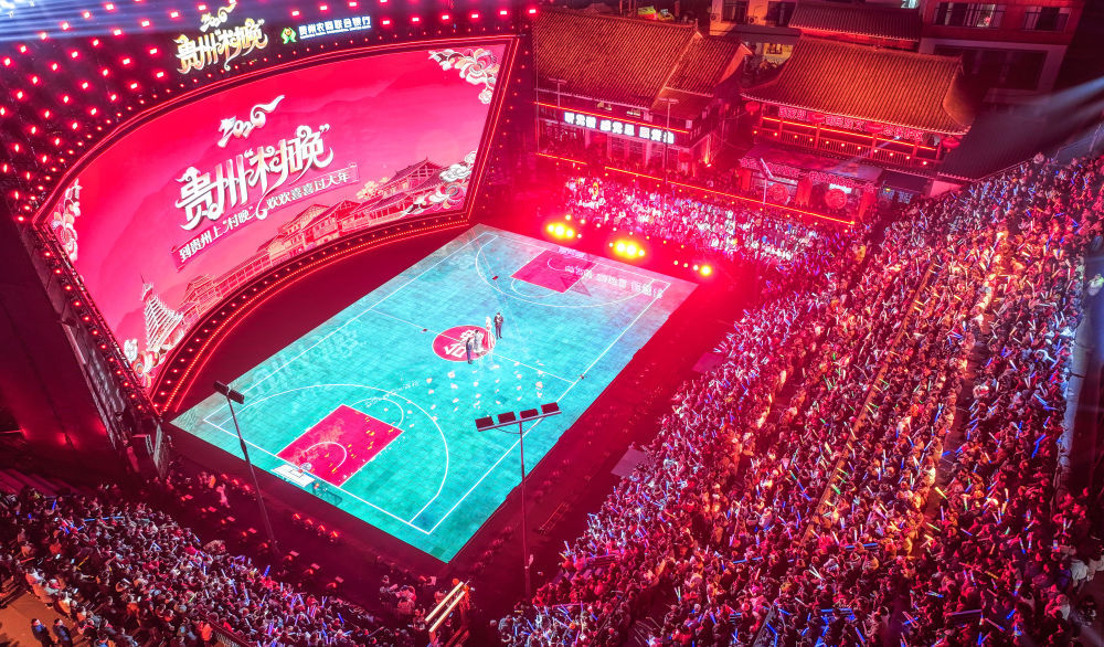 2月3日,观众在台江县台盘乡“村BA”球场观看贵州“村晚”(无人机照片)。新华社记者 杨文斌 摄