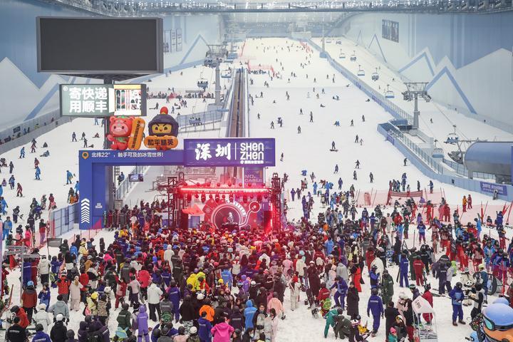 滑雪爱好者们在深圳·前海冰雪世界参加迎新年活动↑