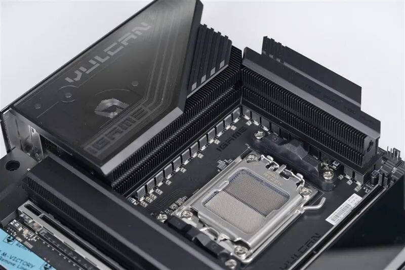 AMD X3D最强优化!七彩虹iGame X870E Vulcan OC V14火神主板评测:专属优化 温度更低性能更强