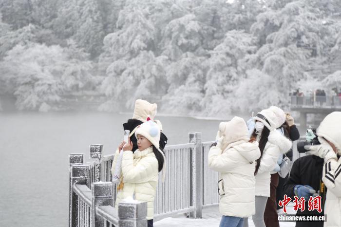 1月20日,江西庐山牯岭镇别墅群覆上白雪,不少游客踏雪而来。 胡晓山 摄