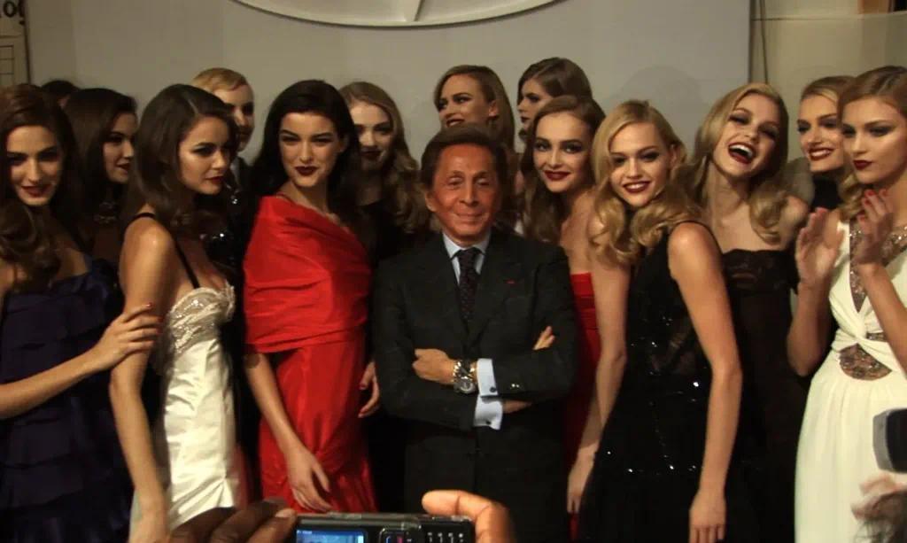 纪录片《华伦天奴:最后的皇帝》(2008)中的一幕:华伦天奴·加拉瓦尼(中)与其时装秀上的模特合影。