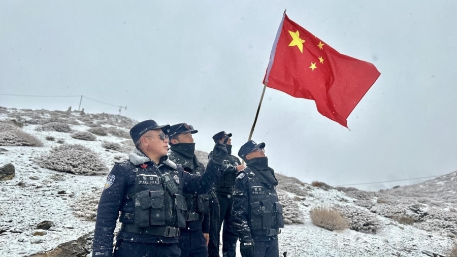 斜尔瓦执勤点移民管理警察在边境国门一线巡逻