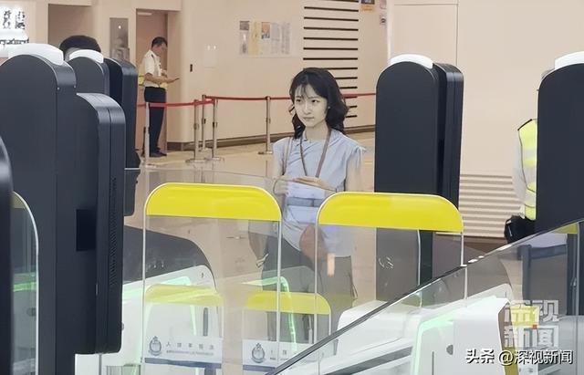 首位经皇岗口岸入境旅客 深视新闻记者 李祥菲 摄