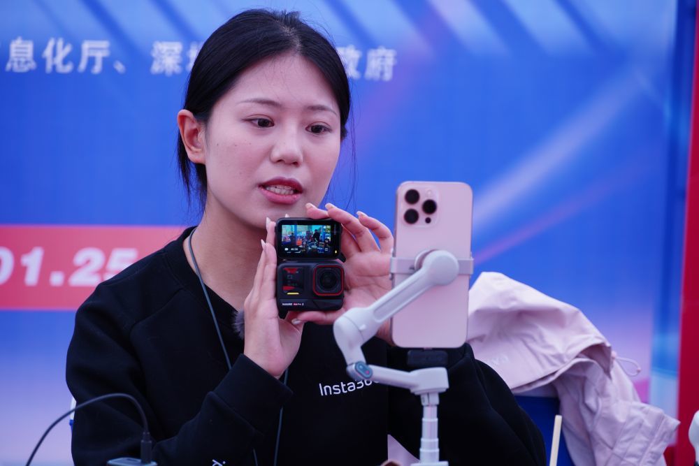 在“广货行天下”春季行动消费电子专场促销活动现场，商家正直播带货。新华社记者 王丰 摄