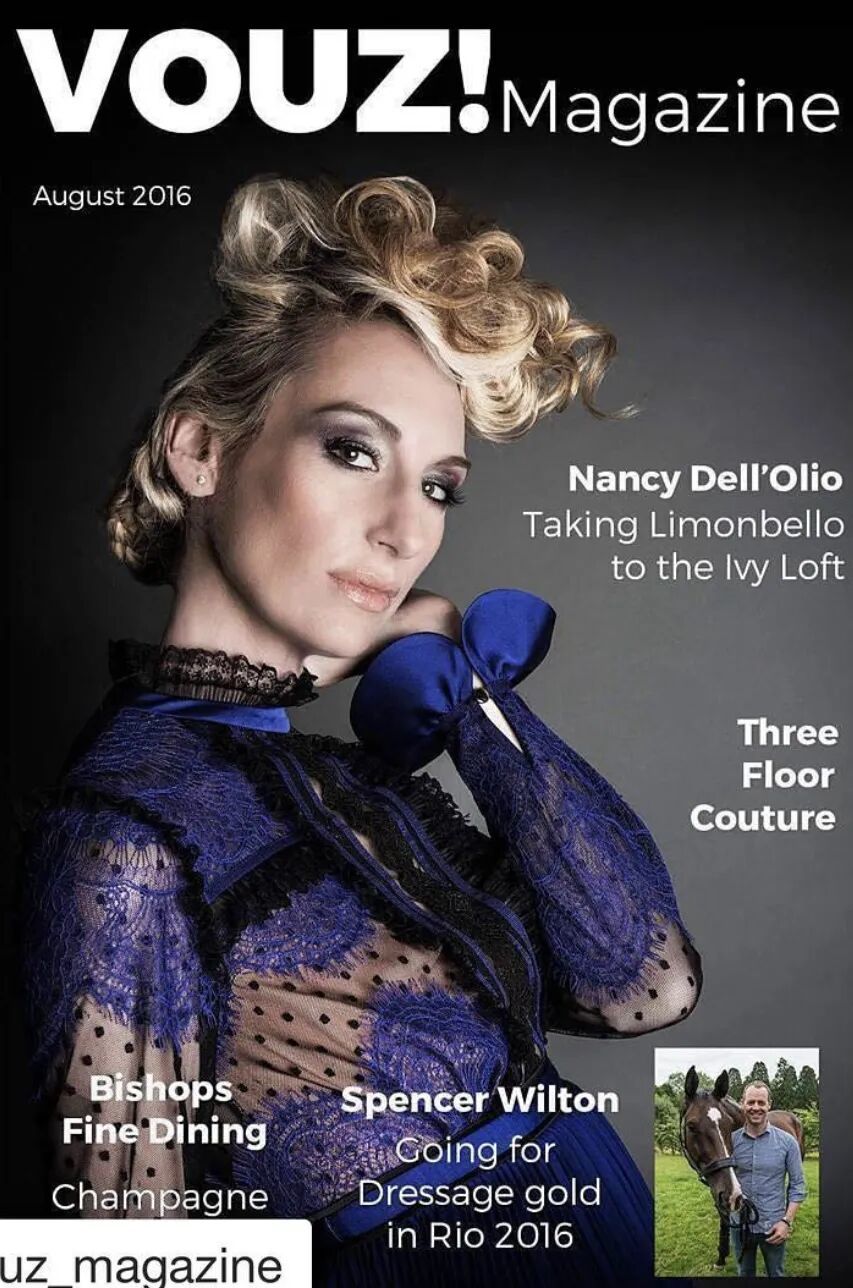 ·2016年,金斯利登上英国时尚杂志《VOUZ!》封面。(英国《VOUSZ!》杂志)