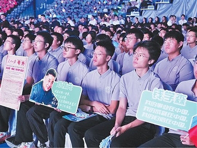 活动现场,中国科学技术大学师生认真观看。