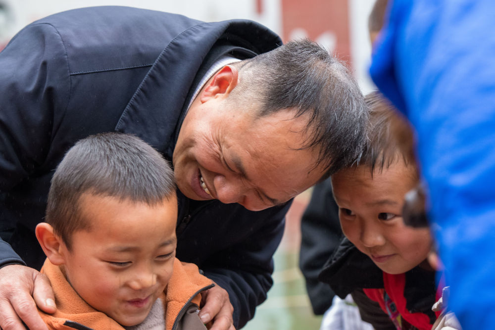在落松地小学,农加贵在课余时间和学生聊天。新华社记者 彭奕凯 摄