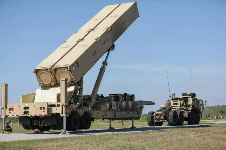 资料图:美国陆军“暗鹰”高超声速导弹发射系统(来源:澎湃新闻)