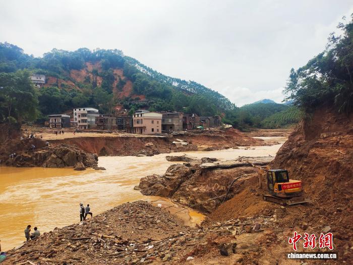 7月9日，在广西南宁横州市镇龙乡凤丹村，挖掘机在进行道路抢通作业。中新网记者 黄艳梅 摄