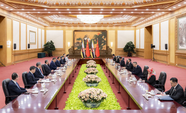 5月12日下午，国家主席习近平在北京人民大会堂会见来华进行正式访问的文莱王储比拉。新华社记者 翟健岚 摄
