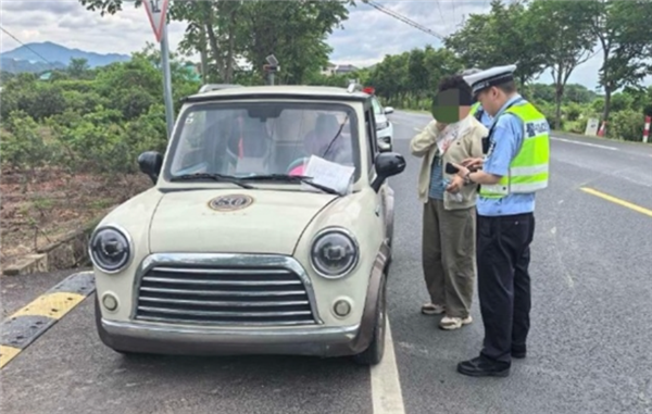一老头乐挂“蒙H好几个8”车牌上路 交警：系交通违法行为