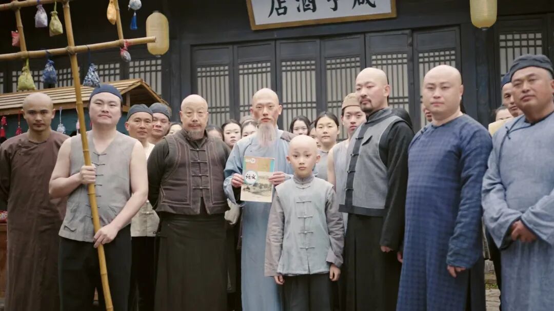 &middot;“郝家豁”拍摄的《孔乙己》视频剧照。（本文图片除注明外均为受访者供图）