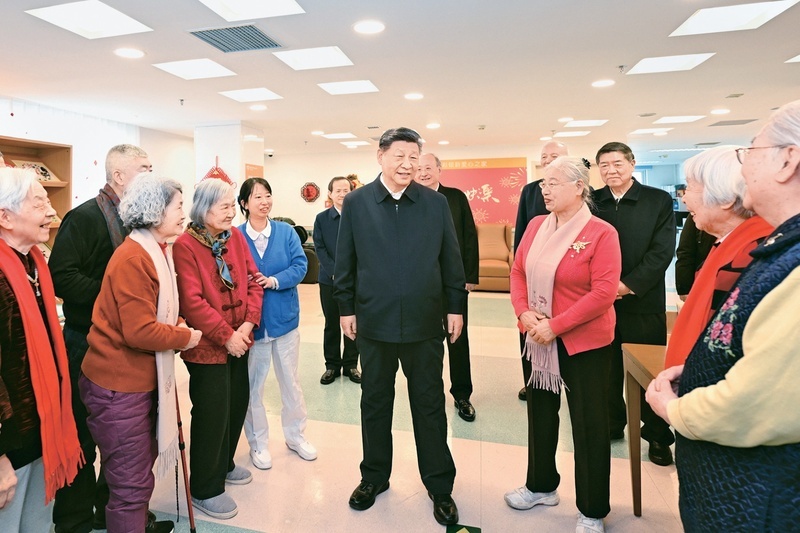 2026年2月9日至10日,中共中央总书记、国家主席、中央军委主席习近平在北京考察并看望慰问基层干部群众。这是10日上午,习近平在西城区“吾老·新街”养老服务街区银龄老年公寓考察时,同老人们亲切交流。 新华社记者 燕雁/摄