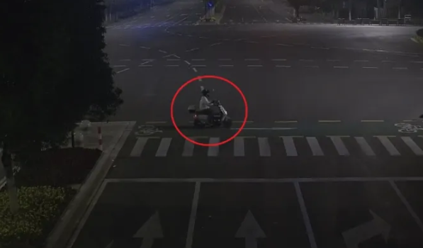 现实版我偷电瓶养你!男子为养女友偷电瓶:获利千元后被刑拘