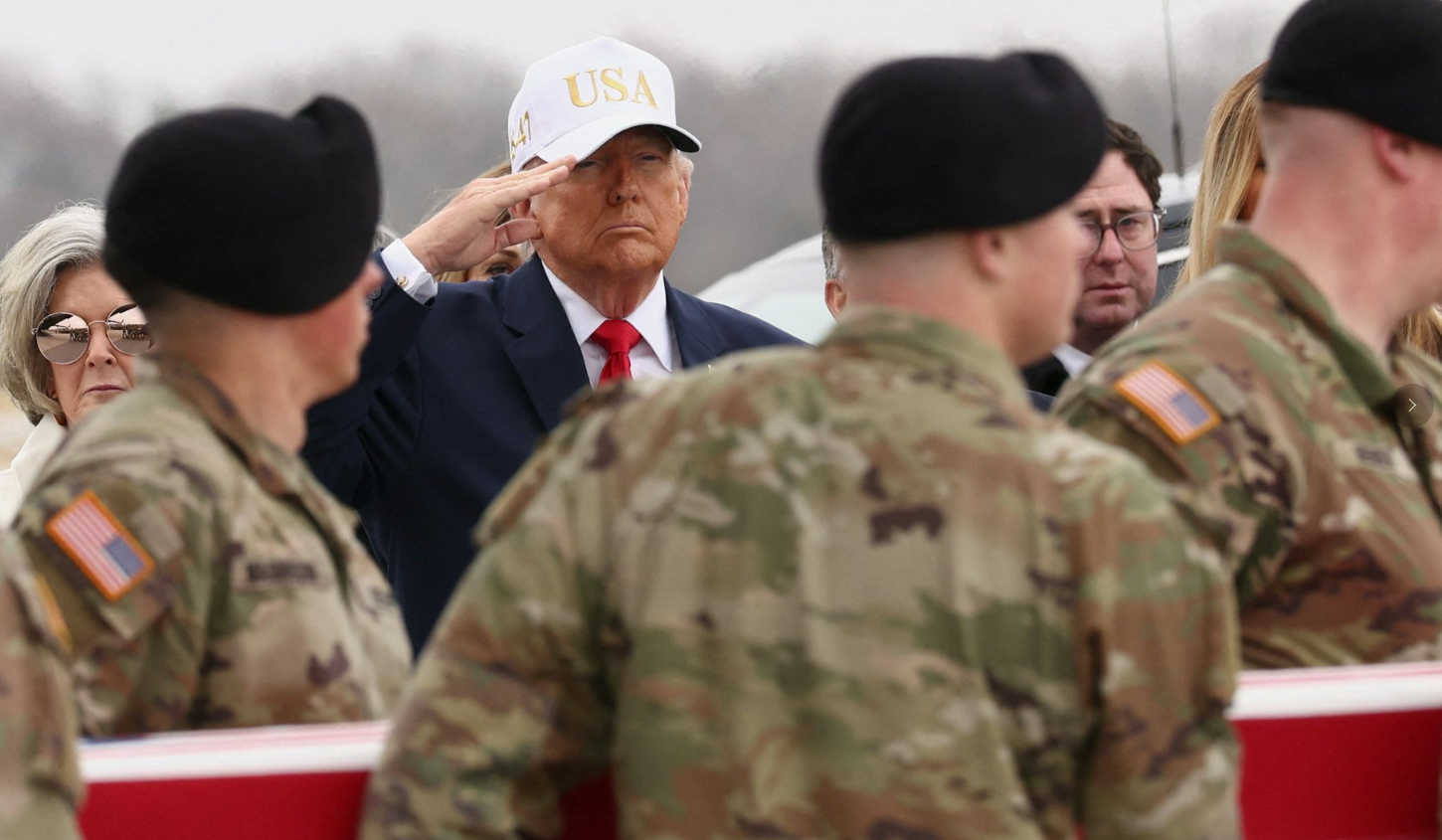 3月7日,特朗普在多佛空军基地出席在对伊朗军事行动中丧生的6名美军士兵遗体移交仪式。Reuters