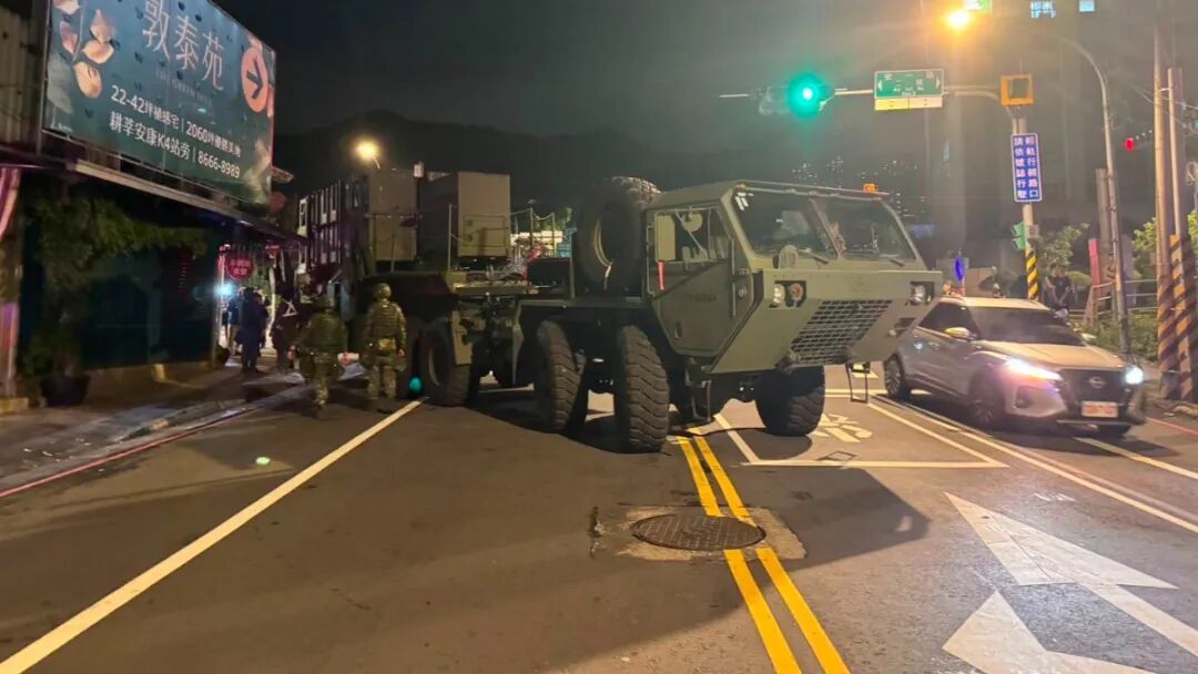 ▲ 2025年7月,一辆爱国者飞弹车在台湾省新北市执行转移任务时,卡进路旁店家遮雨棚,数小时难以脱困。