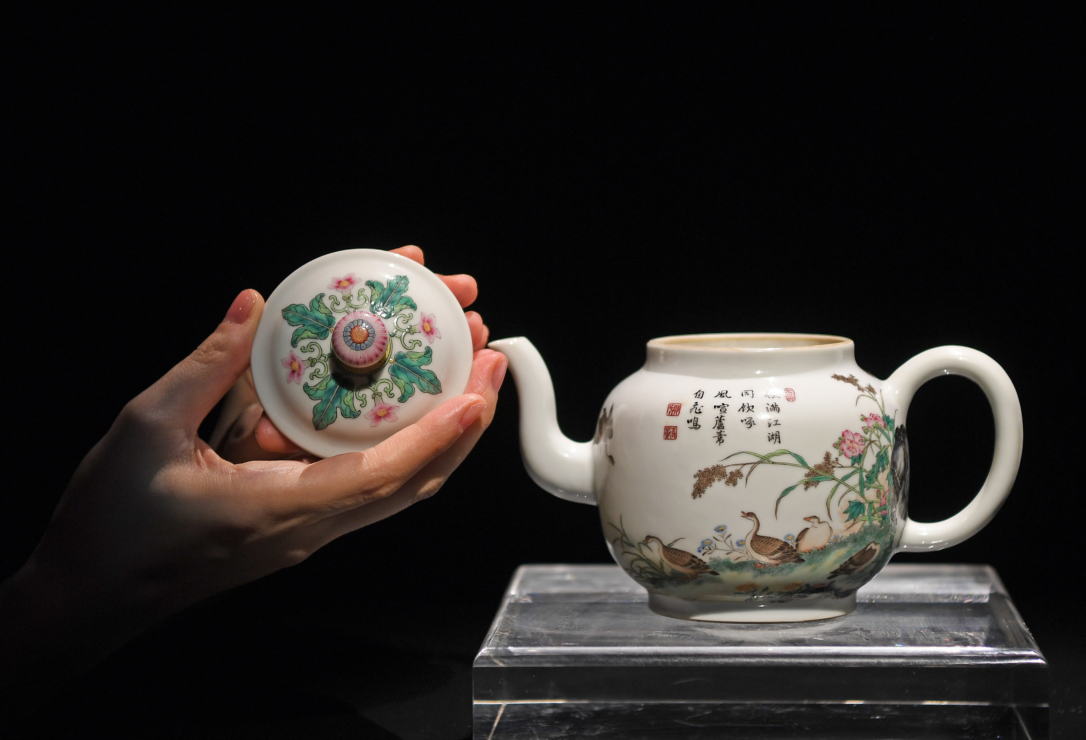 清乾隆珐琅彩图茶壶领衔香港苏富比亚洲艺术周拍卖_凤凰网