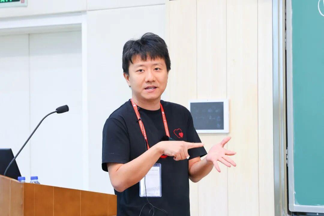 邓煜（图源：北京大学国际数学研究中心）