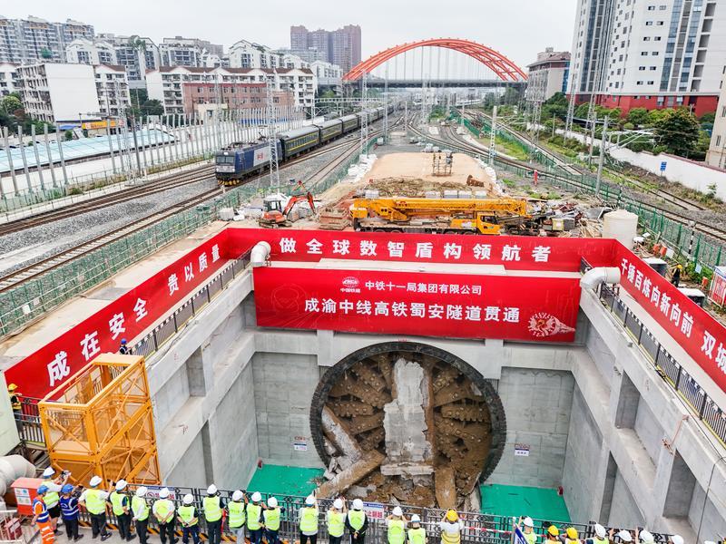 ▲5月22日，在四川省成都市成华区，成渝中线高铁蜀安隧道顺利贯通（无人机照片）。 新华社记者 王曦 摄
