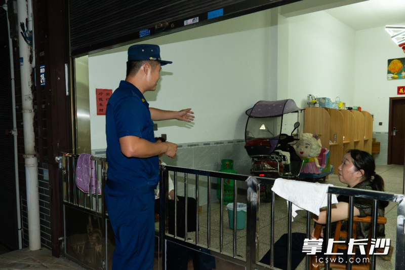 图为消防行政执法人员在进行夜查。 通讯员 冯嗣祺 摄