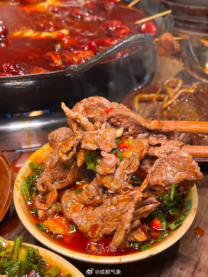 #四川美食没有瓶颈# 午饭时间到！秋凉贴秋膘，吃火锅绝对是所有四川人