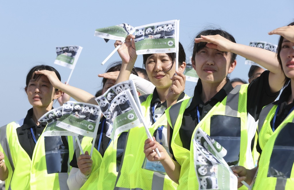 2025年6月28日,日本大阪关西国际机场,“冒险世界”工作人员为“良浜”“结浜”“彩浜”“枫浜”送行。