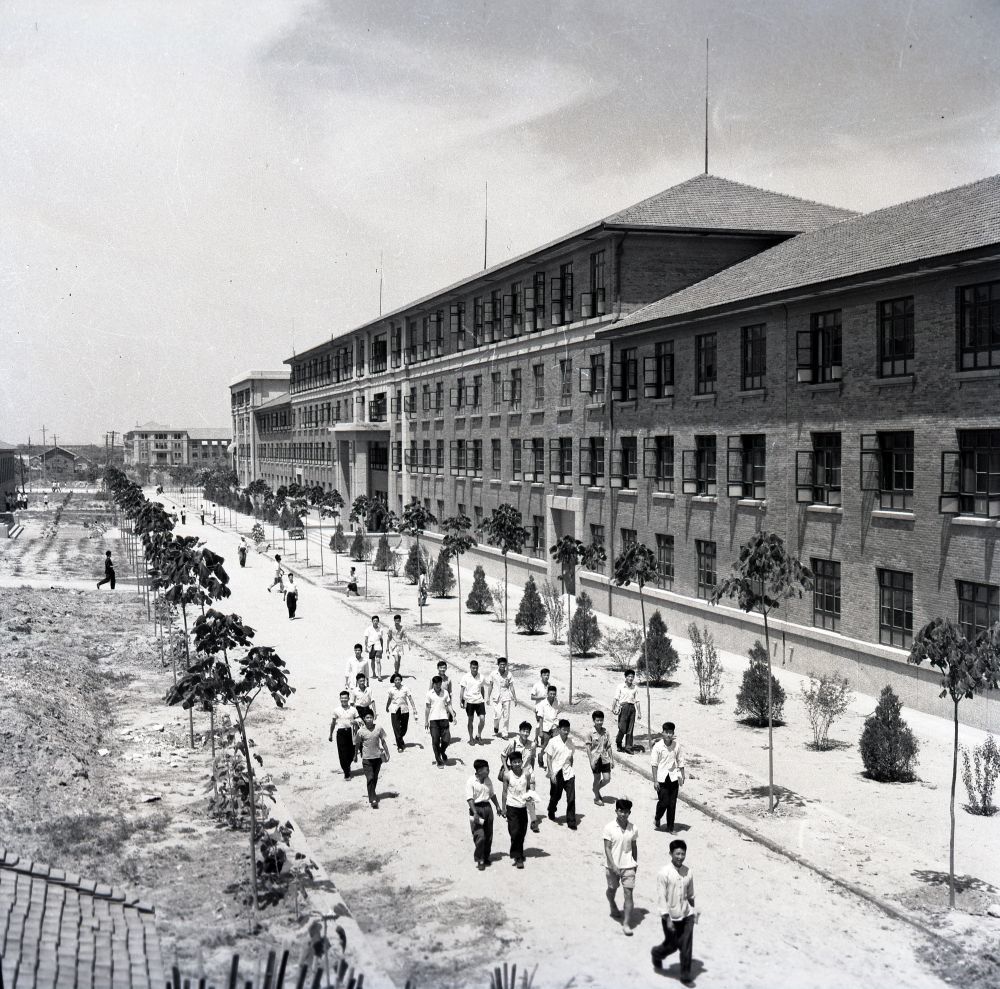 1959年拍摄的西迁后的交通大学校园一景(资料照片)。新华社发