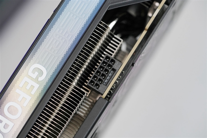 显卡界的嘻哈涂鸦!七彩虹iGame RTX 5070 Ultra OC评测:同价位颜值与散热双天花板