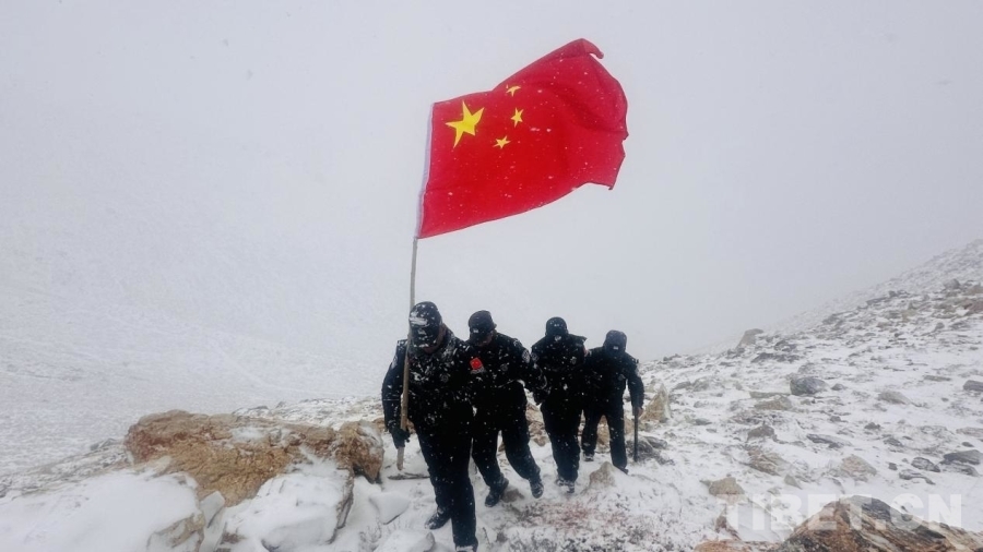 春节前夕，洪晓华带领三名新警在中尼边境巡逻