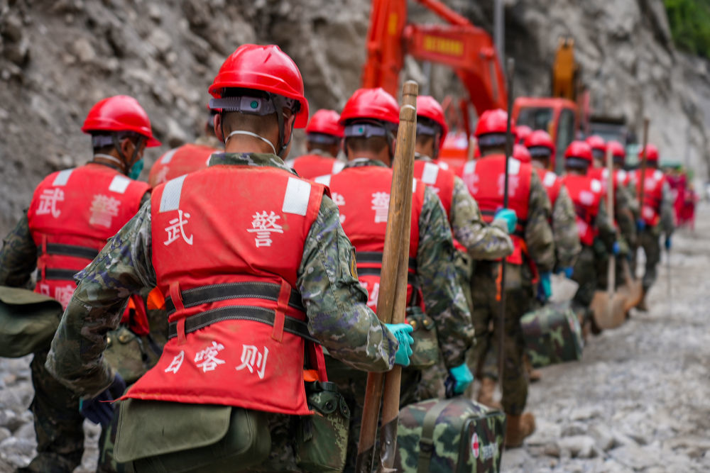 ↑9月2日，武警西藏总队日喀则支队官兵挺进救援现场。新华社发（刘爽 摄）