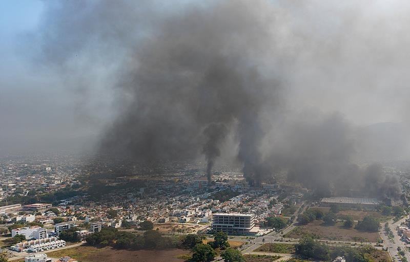 墨西哥巴亚尔塔港接连发生爆炸,汽车被烧毁,超市被扔燃烧弹,城市浓烟滚滚。图片来源:X