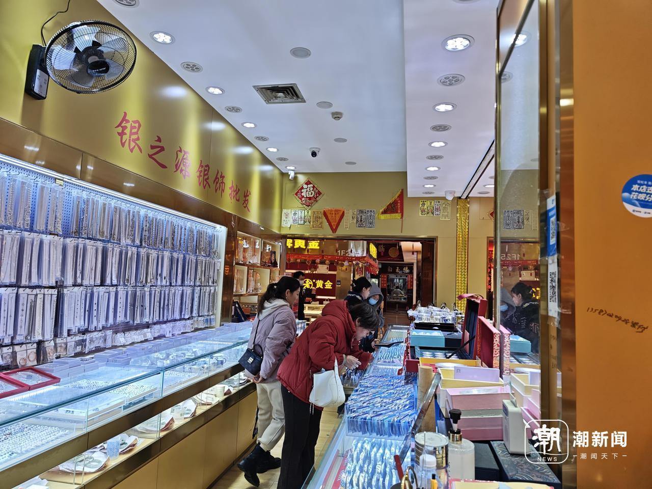 银饰店里,咨询银条的客人。王伊灵 摄