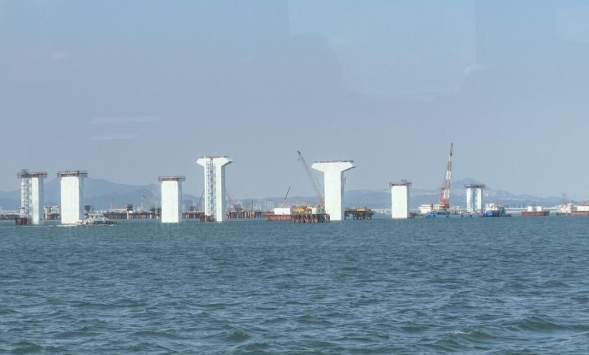 在“小三通”的船上，能看到厦金大桥厦门段的建设进度。